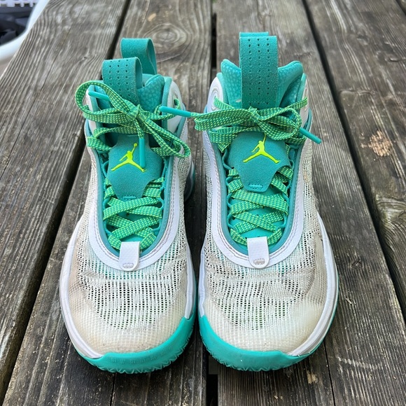 Air Jordan Basketball Shoes - Picture 2 of 6